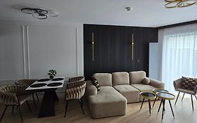 Apartament Stone Hill z basenem i widokiem na góry